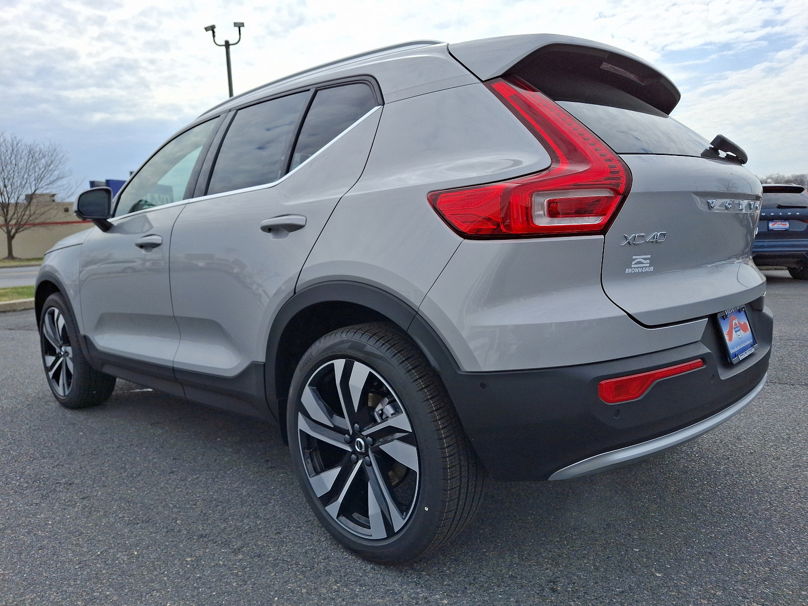 Used 2025 Volvo XC40 B5 Ultra w/ Climate Package image 3