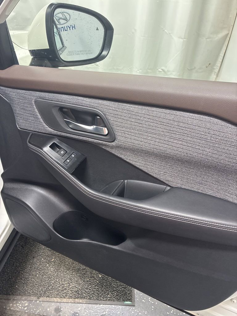 Used 2023 Nissan Rogue SV image 28