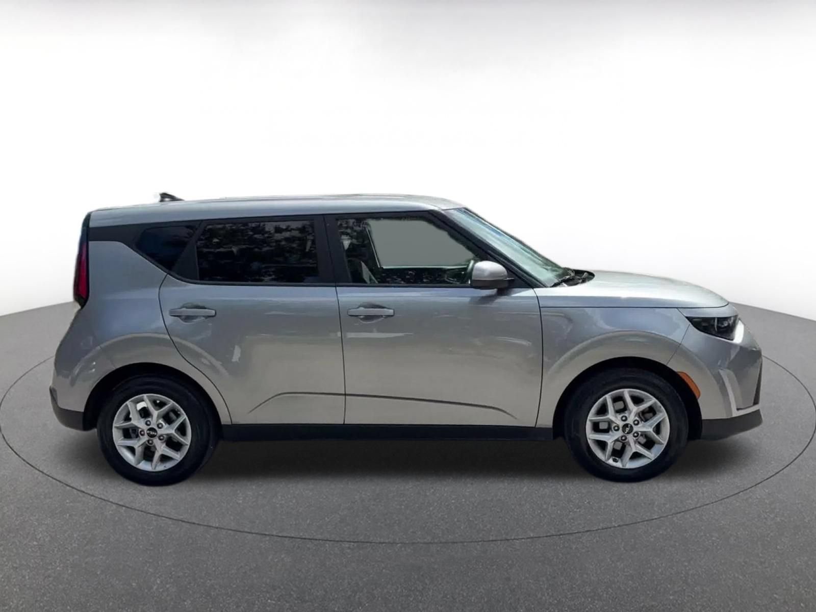 Used 2025 Kia Soul LX w/ LX Technology Package FWD image 15
