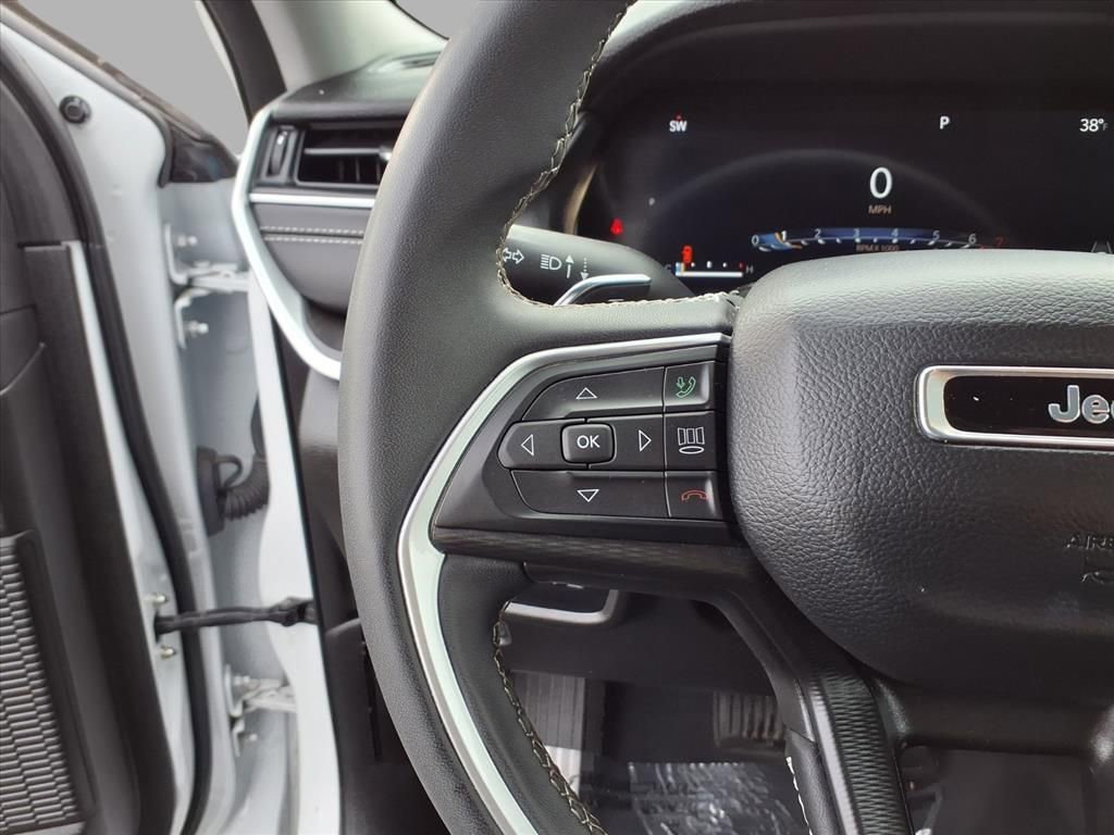 Used 2023 Jeep Grand Cherokee L Laredo image 10