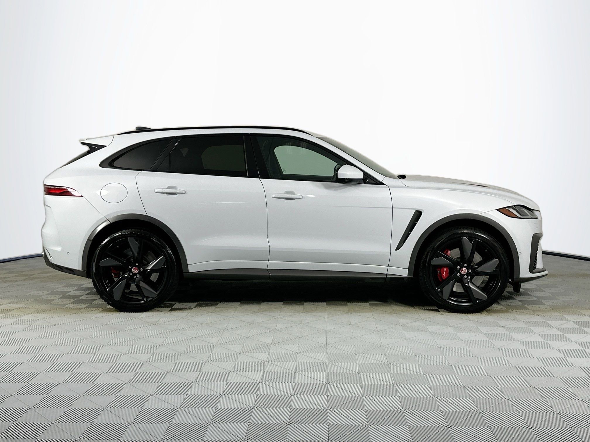 Certified 2021 Jaguar F-PACE SVR AWD/4WD image 4