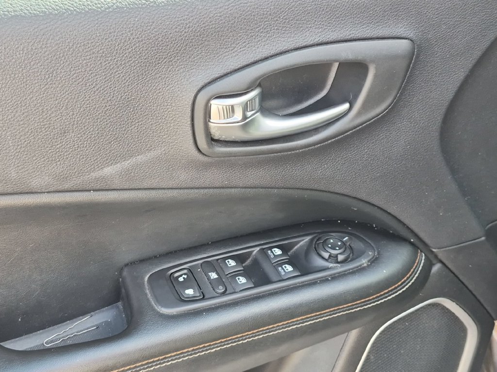 Used 2019 Jeep Compass Latitude w/ Cold Weather Group AWD/4WD image 10