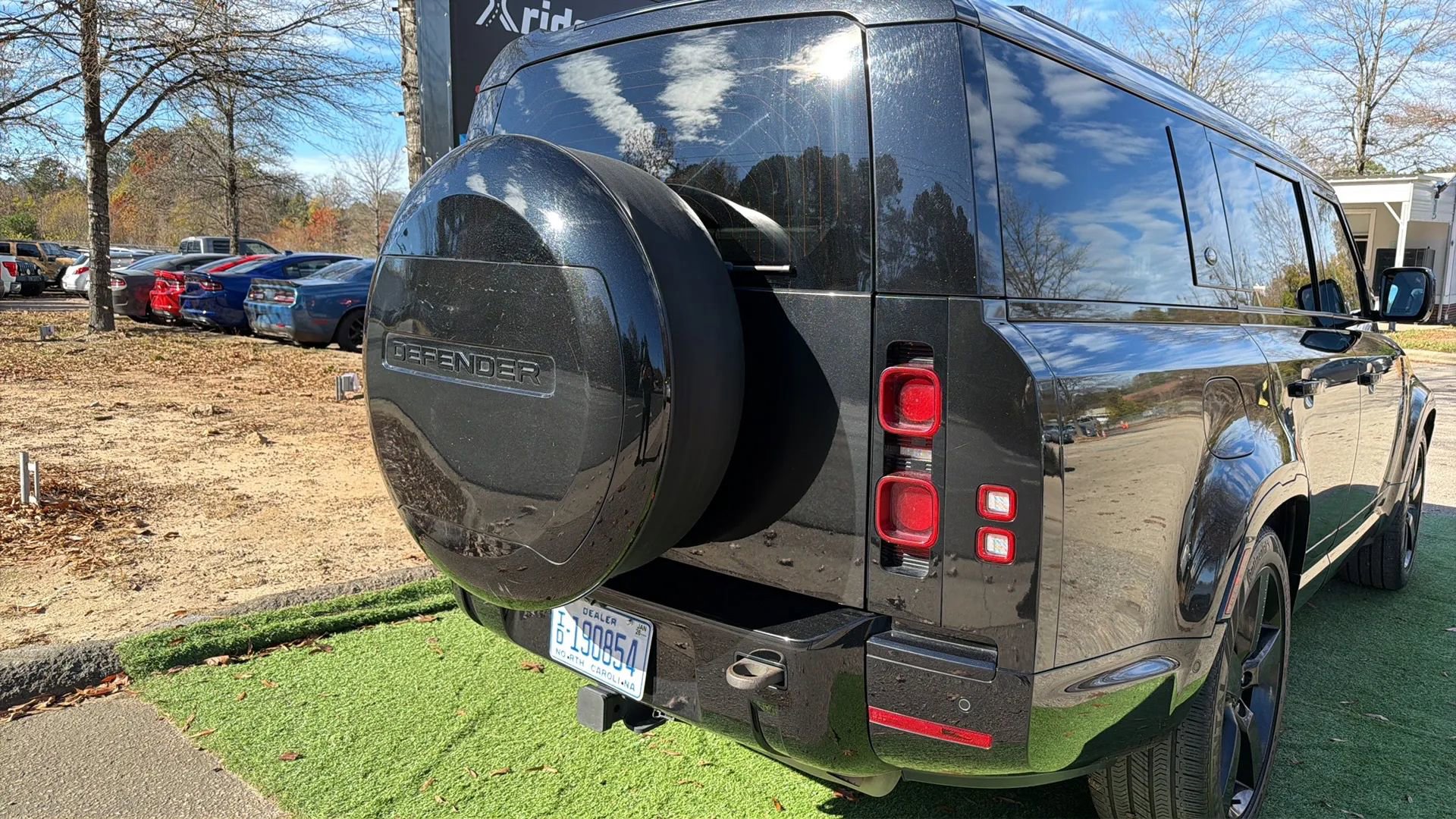 Used 2024 Land Rover Defender 130 X-Dynamic SE image 8