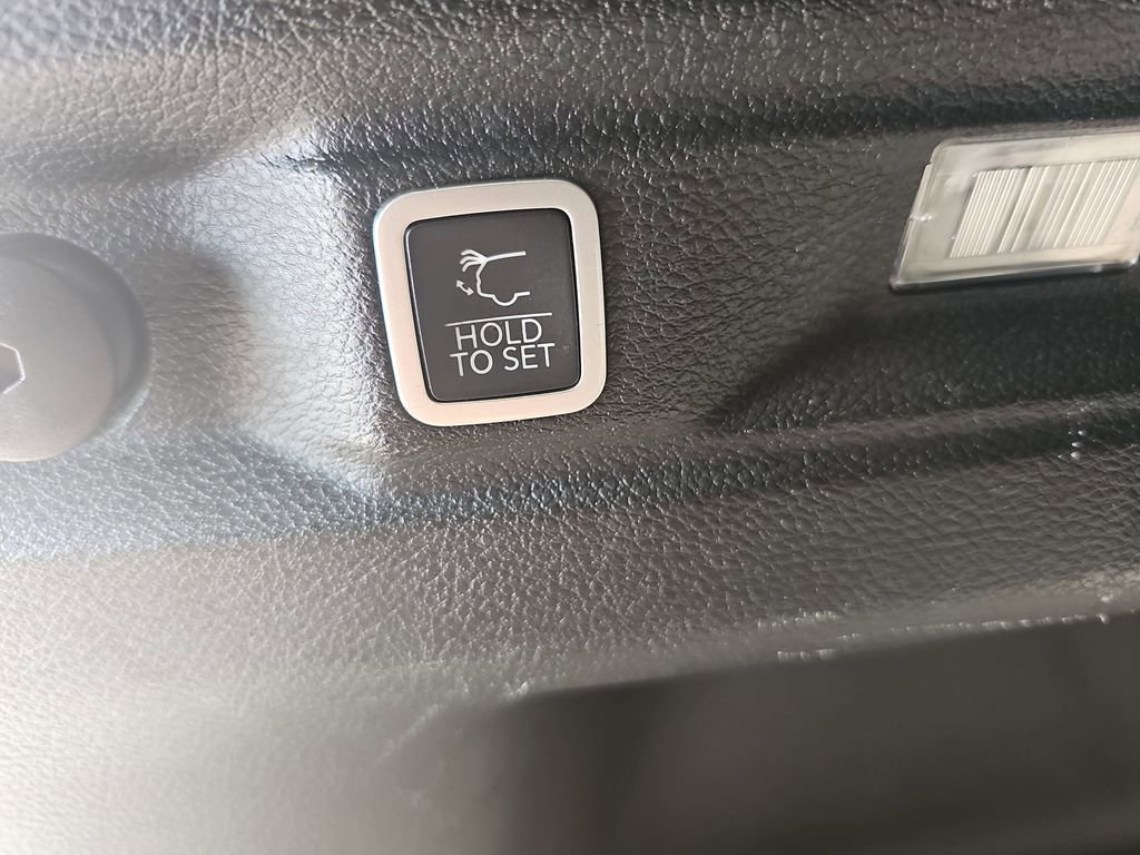 Used 2023 Jeep Grand Cherokee L Limited RWD image 13