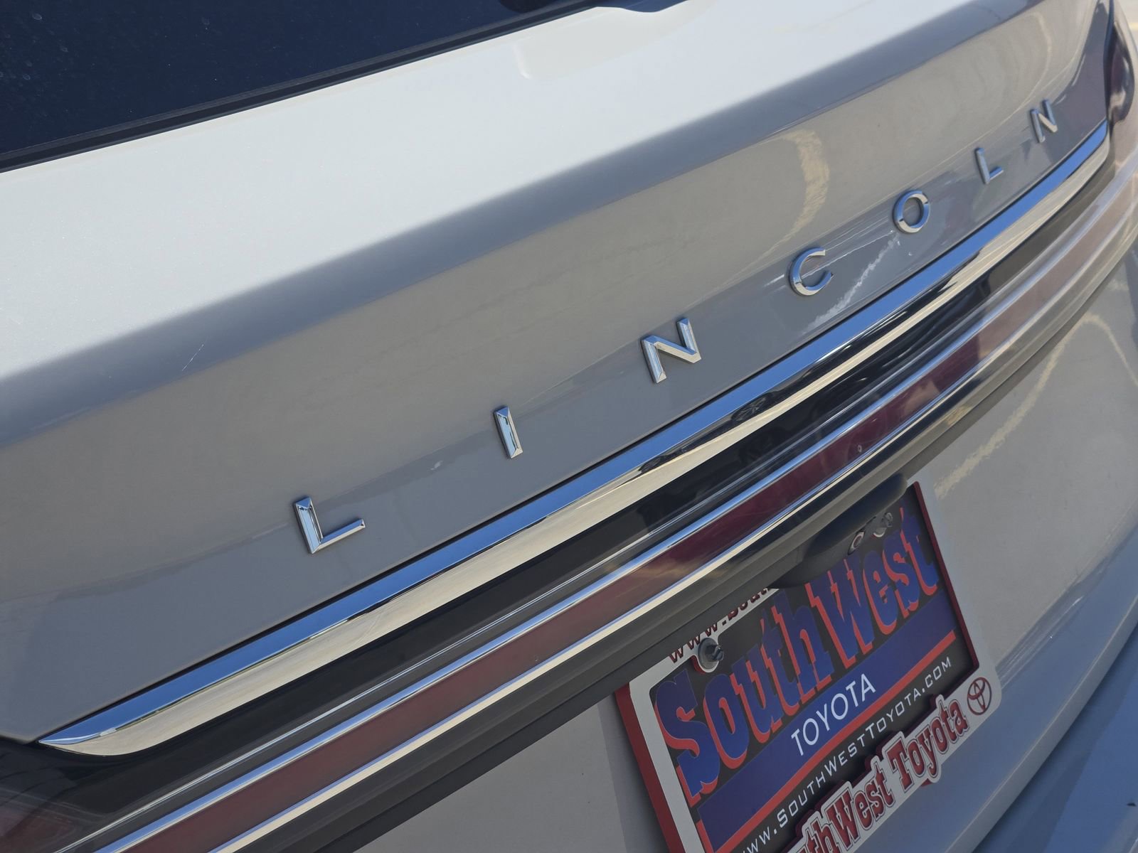 Used 2022 Lincoln Nautilus FWD w/ Premium Package image 12