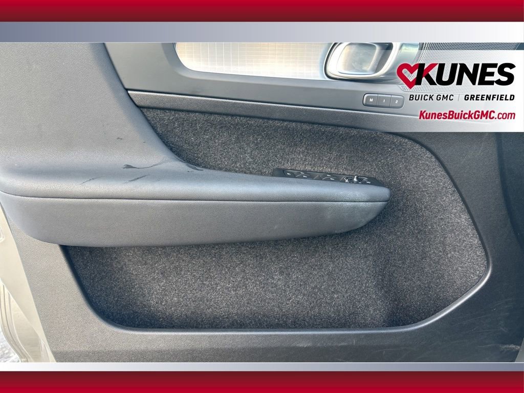 Used 2024 Volvo XC40 B5 Core image 17