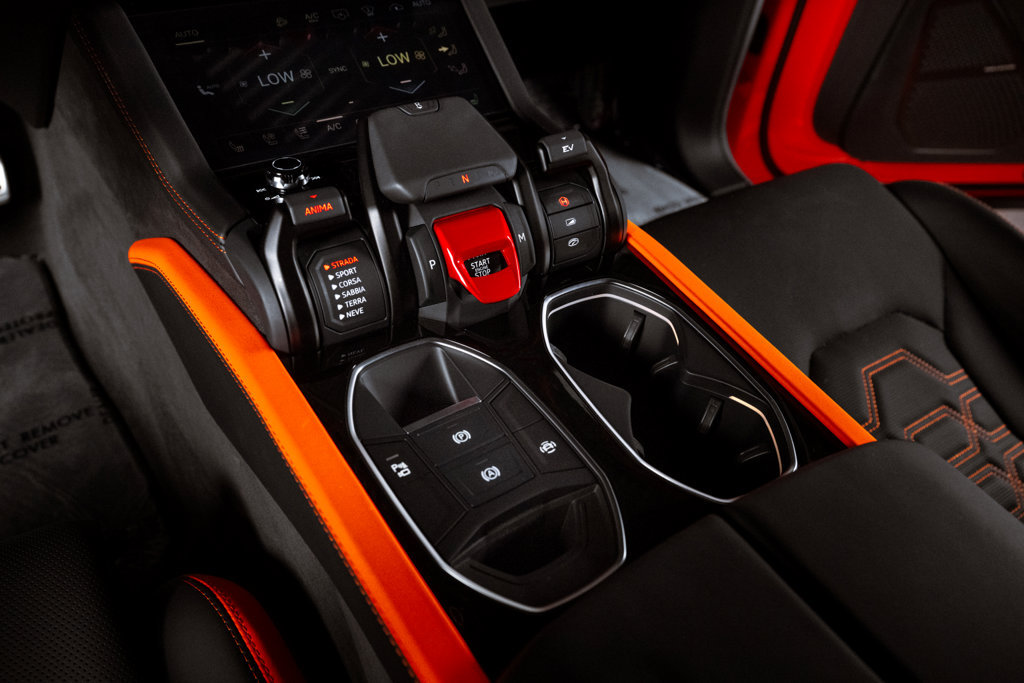 Used 2025 Lamborghini Urus SE AWD/4WD image 18