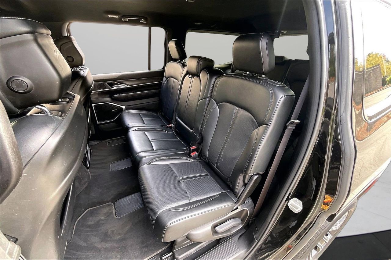 Certified 2024 Jeep Wagoneer Series II w/ Flexible Seating Group AWD/4WD image 23