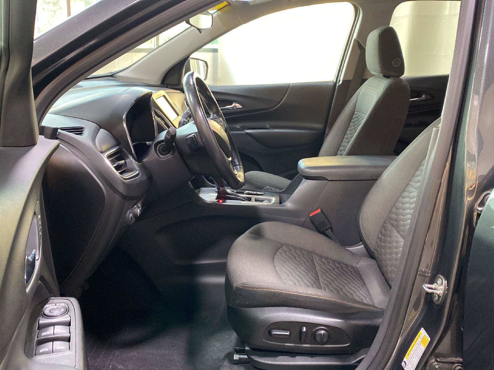 Used 2020 Chevrolet Equinox LT w/ Driver Convenience Package FWD image 2