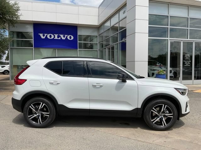 New 2026 Volvo XC40 B4 Core w/ Climate Package FWD image 8