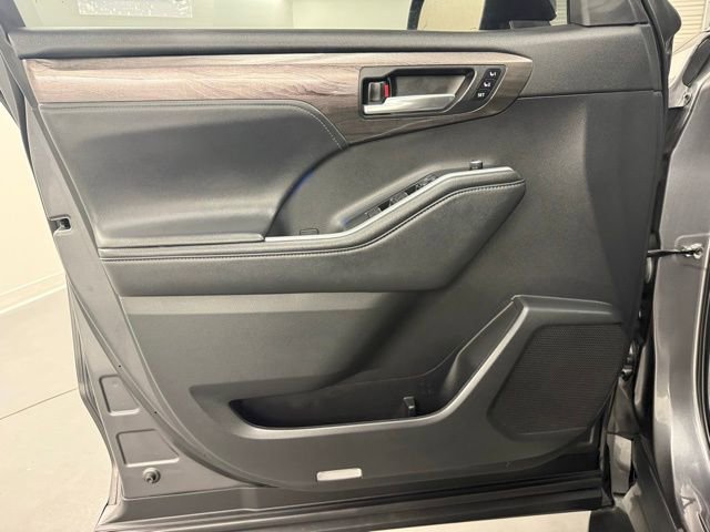 Used 2021 Toyota Highlander Limited image 32