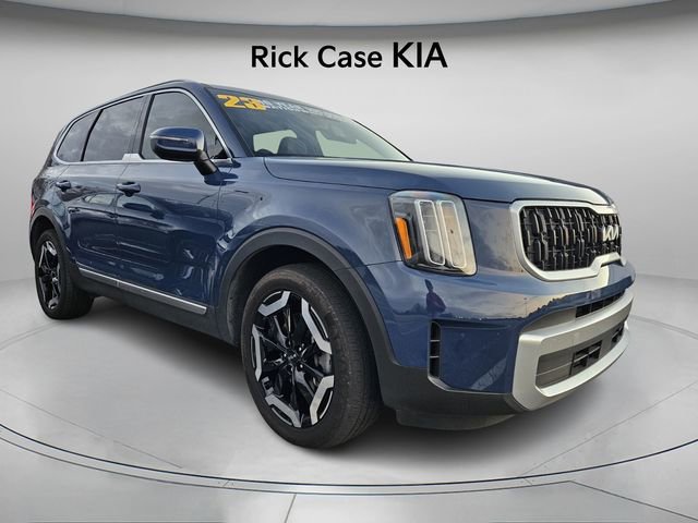 Used 2023 Kia Telluride EX w/ EX Captain's Chair Package image 4