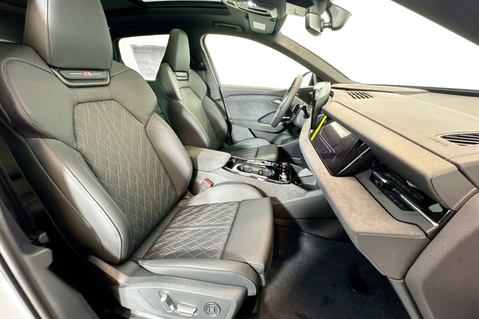 New 2025 Audi SQ6 e-tron Prestige AWD/4WD image 25