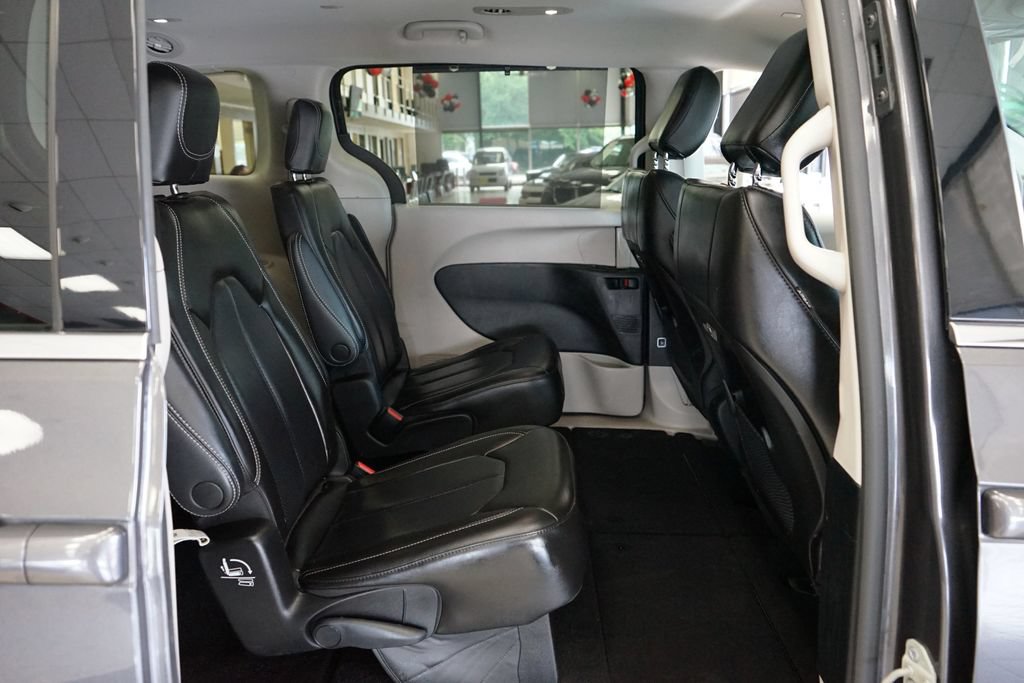 Used 2023 Chrysler Pacifica Touring-L AWD/4WD image 12