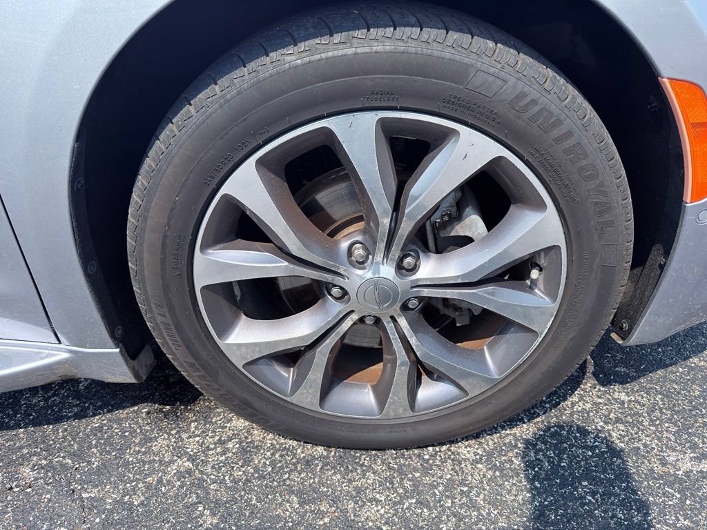 Used 2017 Chrysler Pacifica Limited w/ Advanced Safetytec Group FWD image 16