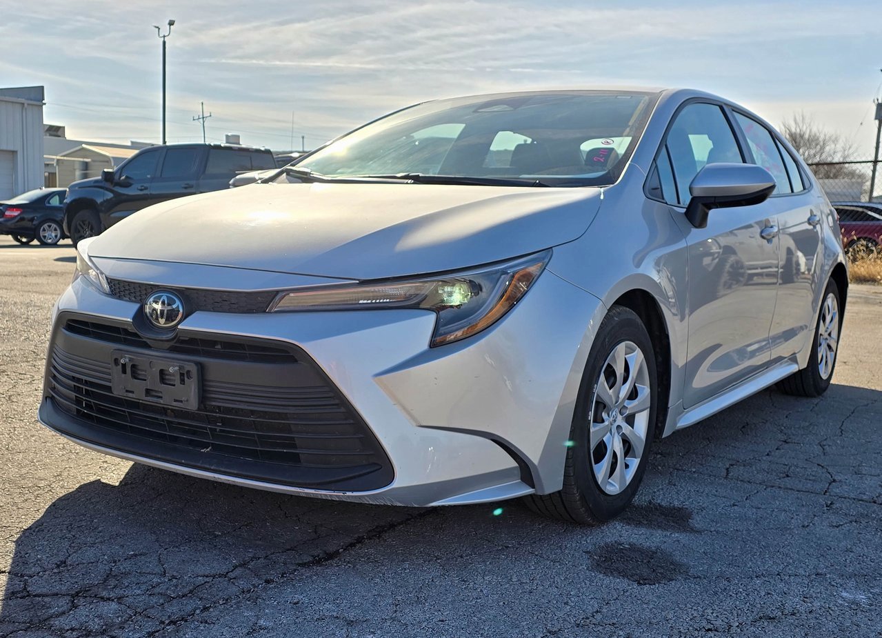 Used 2024 Toyota Corolla LE image 3