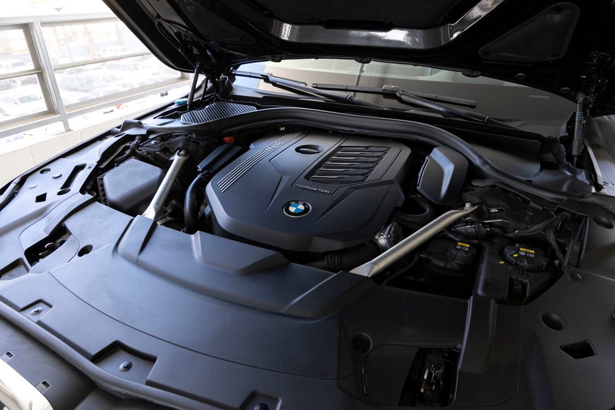Used 2020 BMW 740i w/ M Sport Package RWD image 34