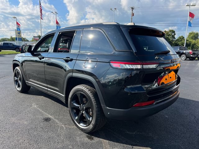 Used 2023 Jeep Grand Cherokee Limited w/ Black Appearance Package AWD/4WD image 5