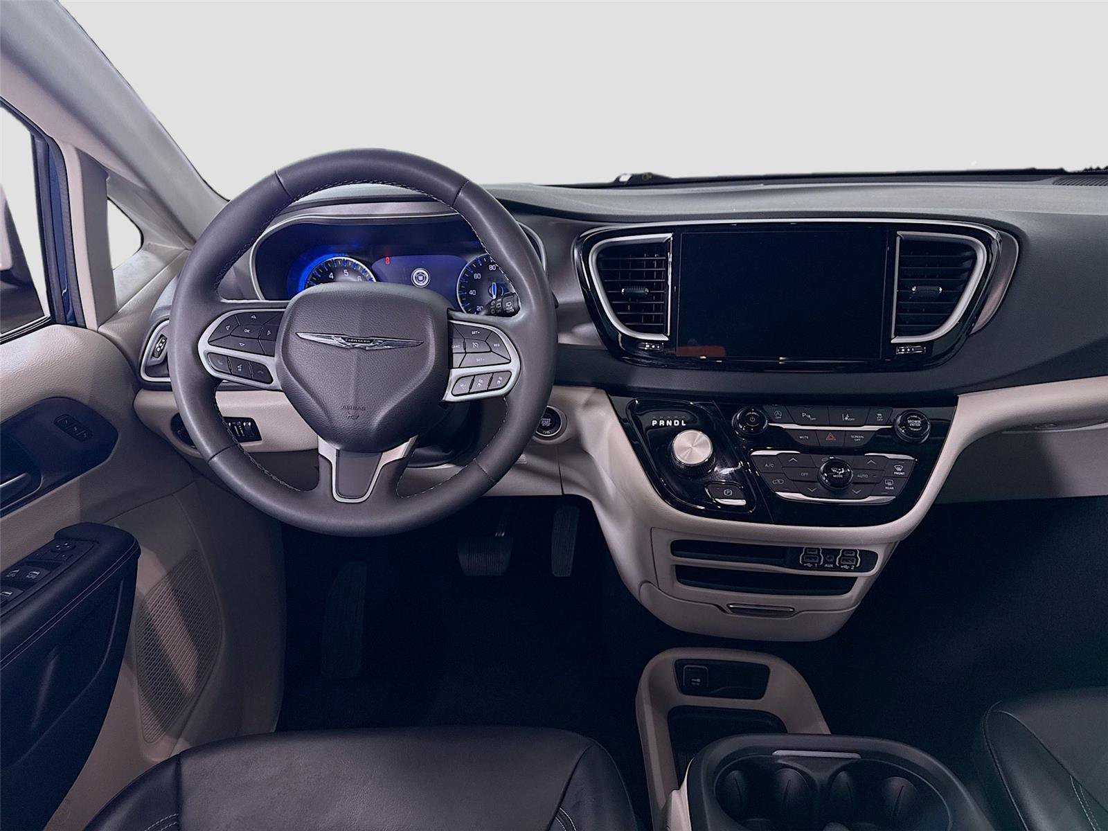 Used 2023 Chrysler Pacifica Touring-L image 2