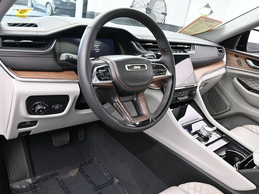 Used 2023 Jeep Grand Cherokee L Summit w/ Luxury Tech Group V AWD/4WD image 14