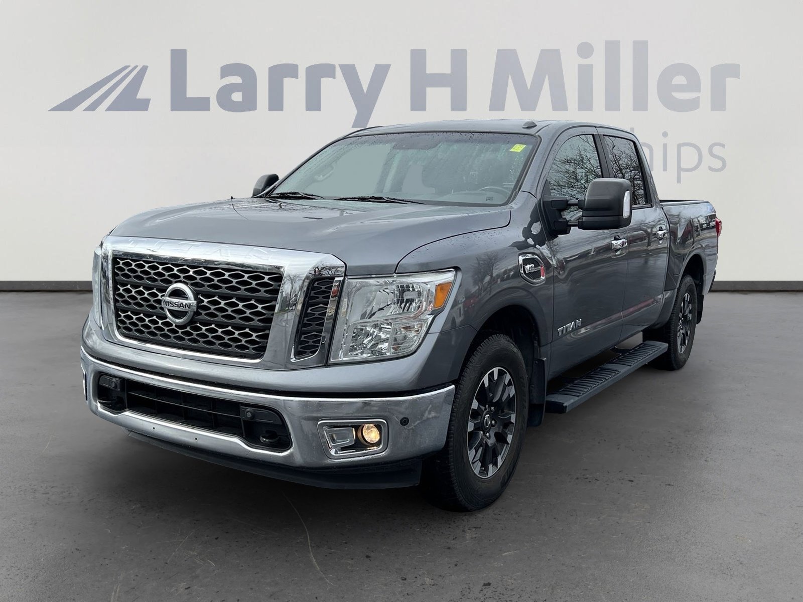 Used 2017 Nissan Titan SV image 1