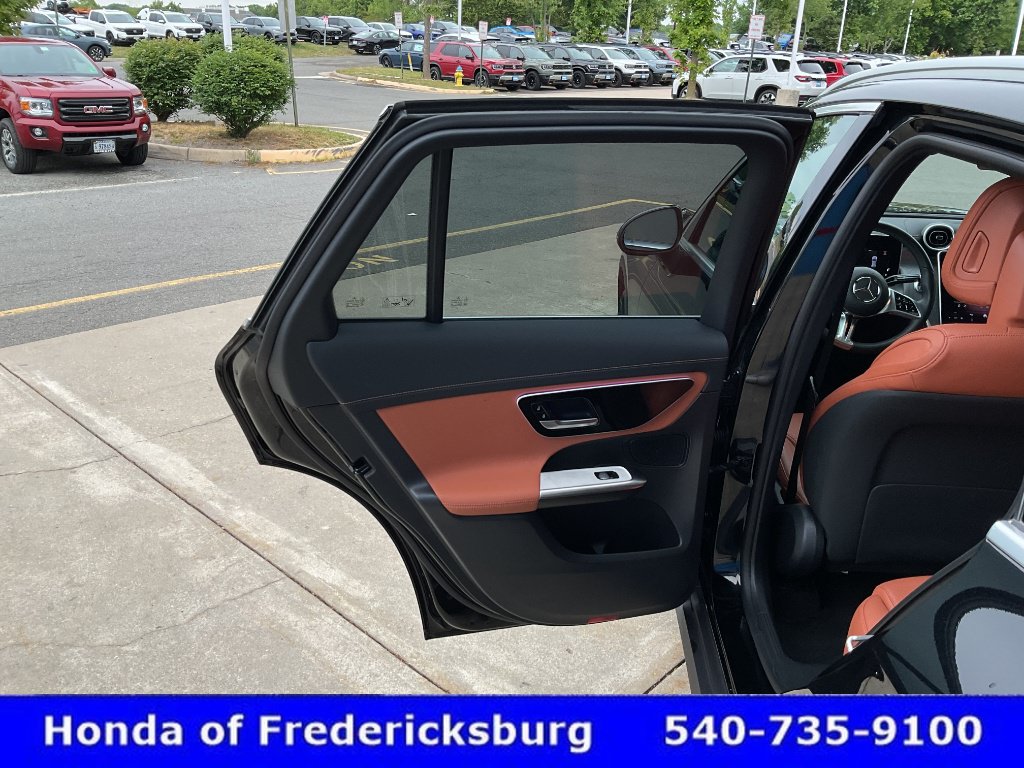 Used 2025 Mercedes-Benz GLC 300 4MATIC image 16