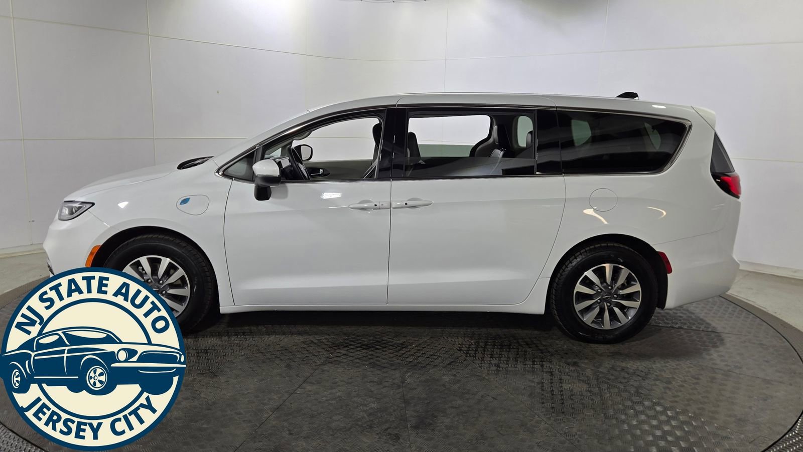 Used 2023 Chrysler Pacifica Touring-L FWD image 4