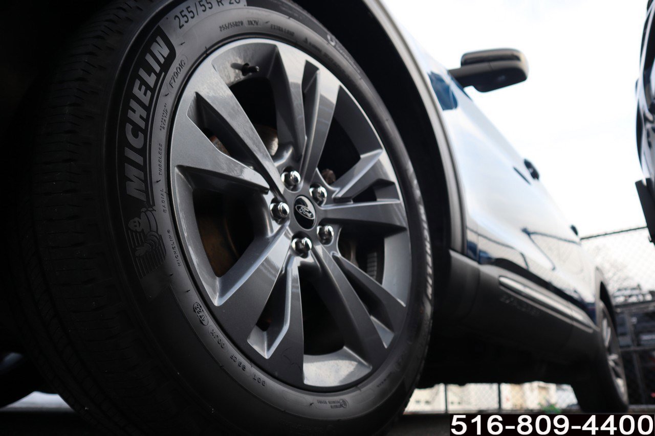 Used 2022 Ford Explorer XLT w/ Equipment Group 202A image 7