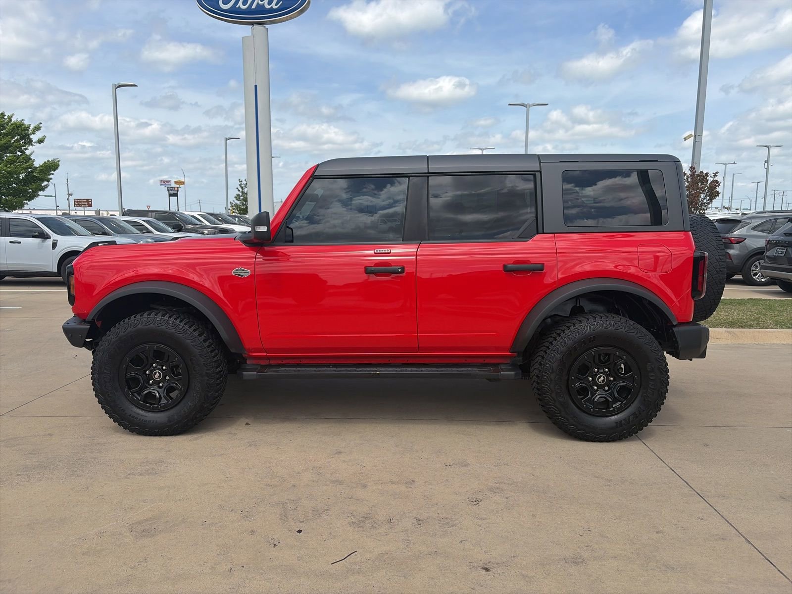Used 2022 Ford Bronco Wildtrak image 2