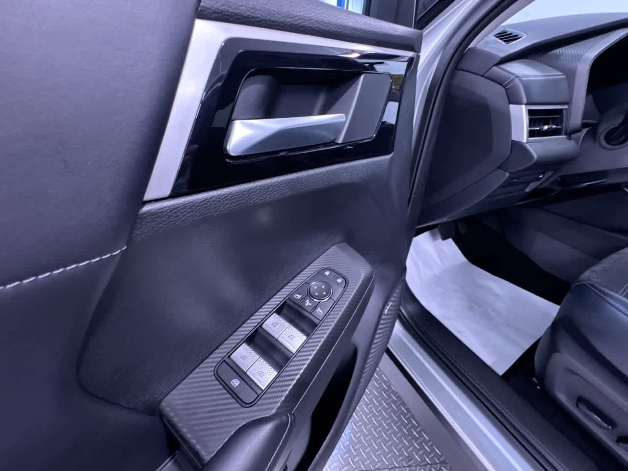 Used 2025 Mitsubishi Outlander SE FWD image 12