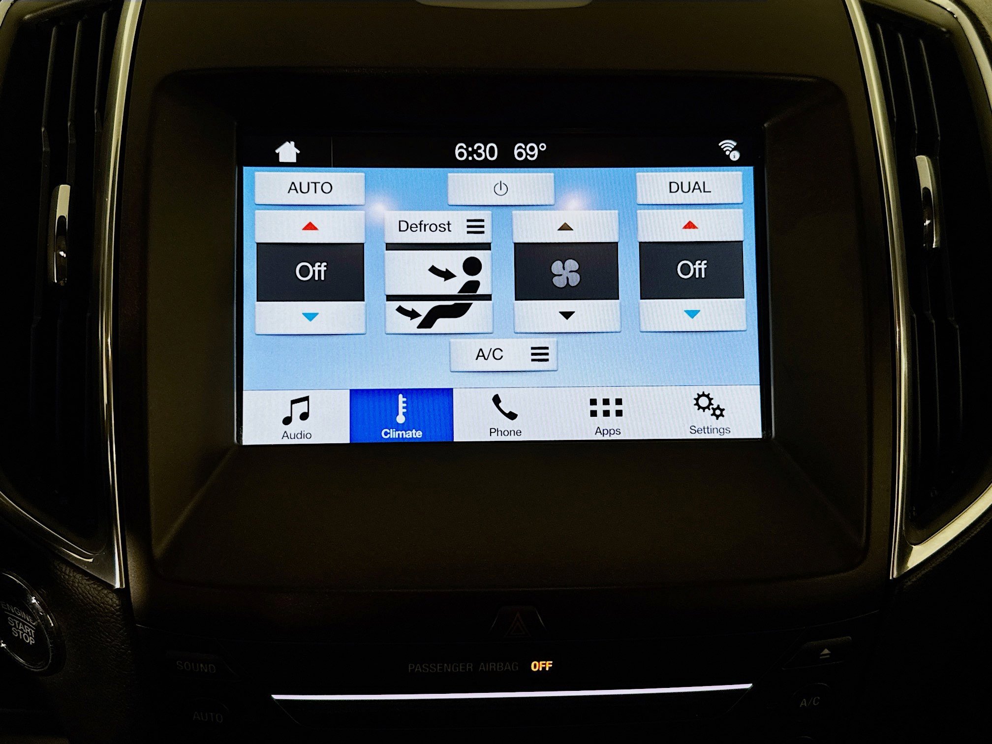 Used 2018 Ford Edge Titanium FWD image 17