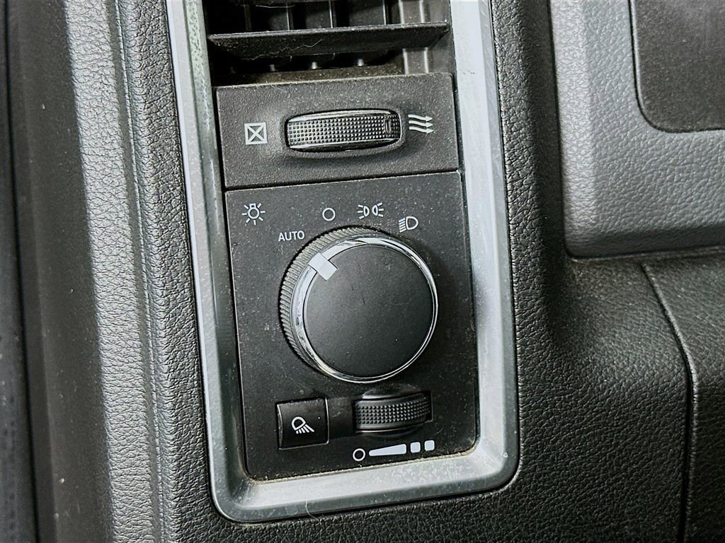 Certified 2019 RAM 1500 Classic SLT w/ Luxury Group image 16