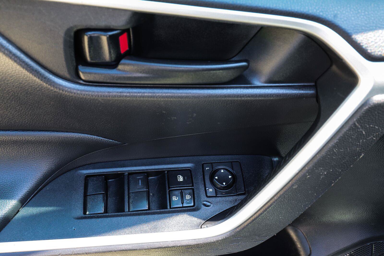 Used 2022 Toyota RAV4 LE w/ Carpet Mat Package (TMS) AWD/4WD image 29