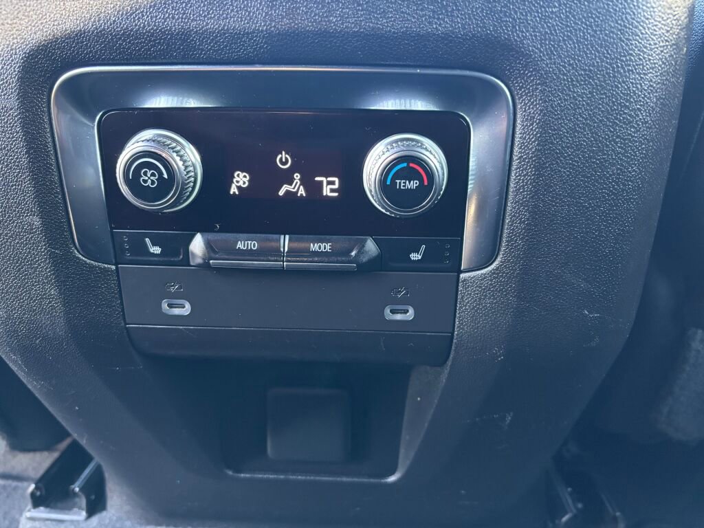 Used 2022 GMC Yukon XL SLT w/ SLT Luxury Package image 15