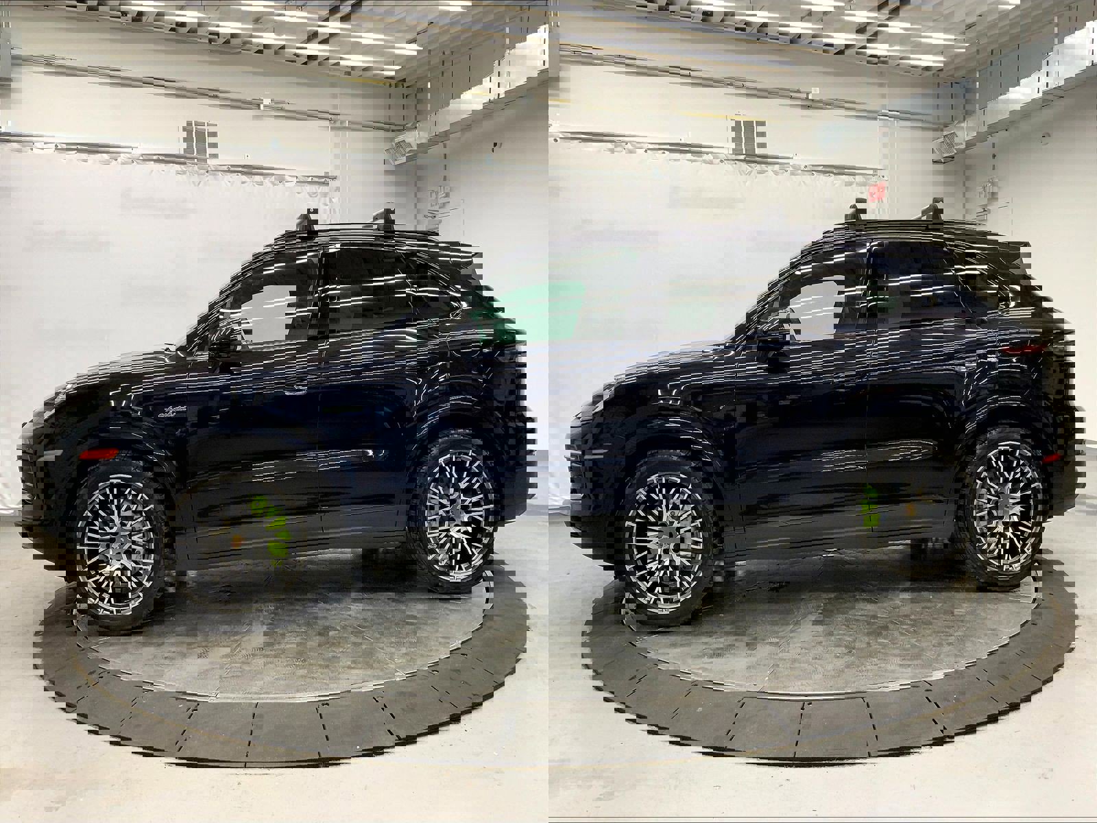 Used 2023 Porsche Cayenne Platinum Edition image 2