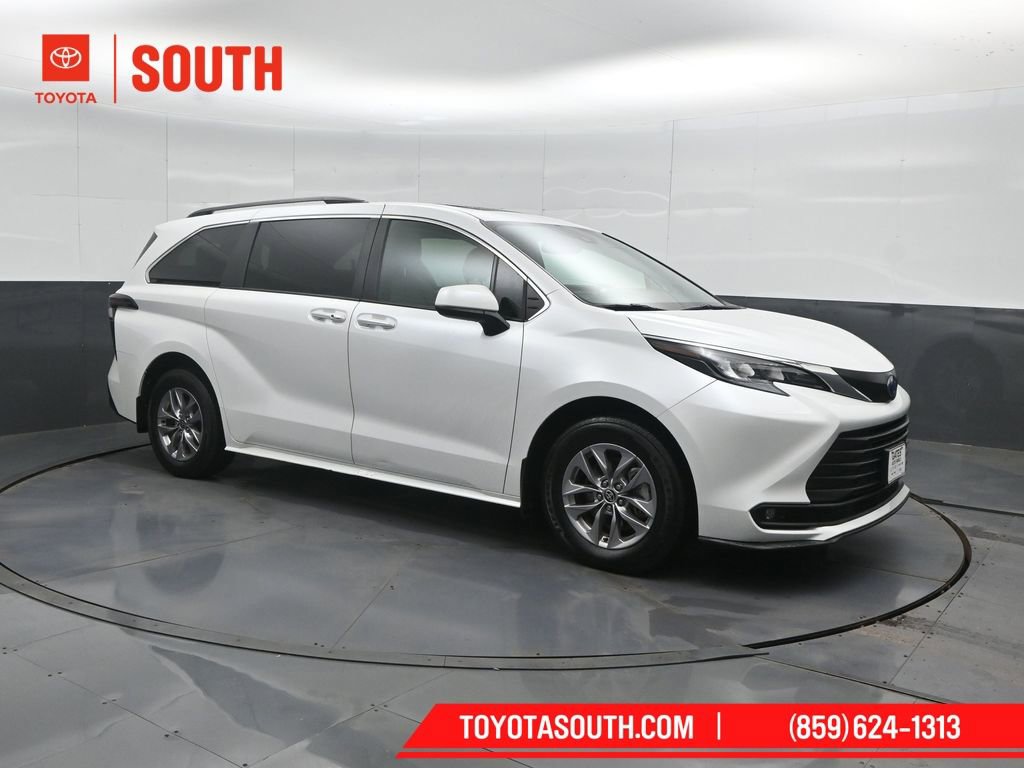 Used 2025 Toyota Sienna XLE FWD image 4