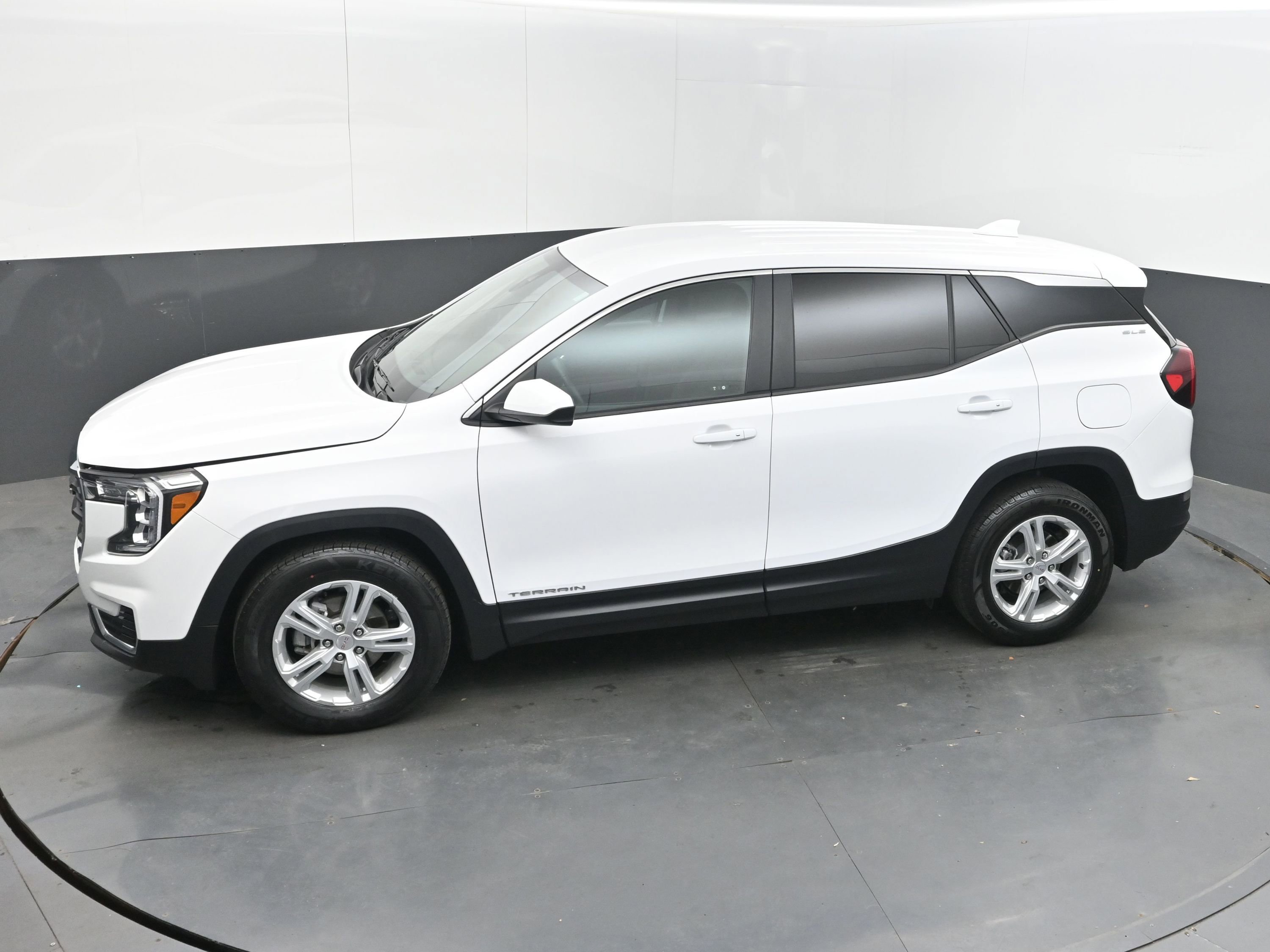 Used 2024 GMC Terrain SLE FWD image 34