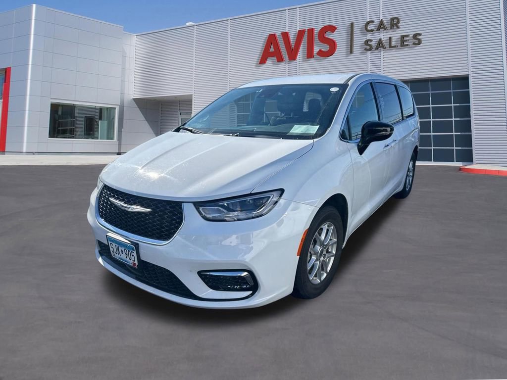 Used 2025 Chrysler Pacifica Select