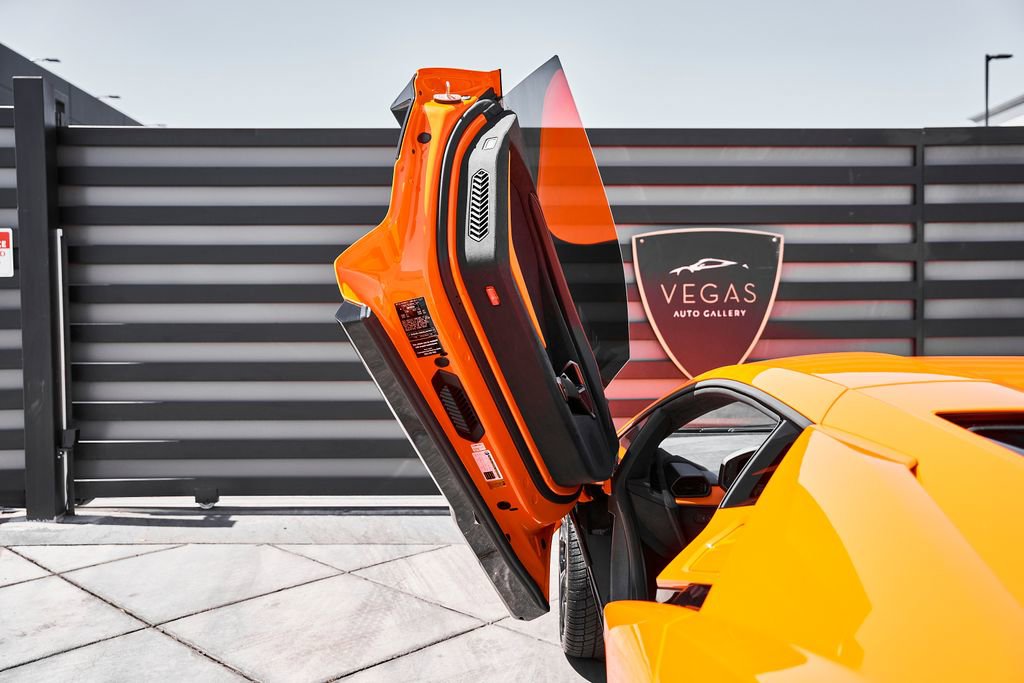 Used 2024 Lamborghini Revuelto AWD/4WD image 36