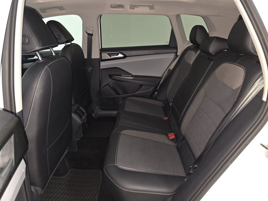 Used 2022 Volkswagen Taos SE w/ Panoramic Sunroof Package FWD image 4