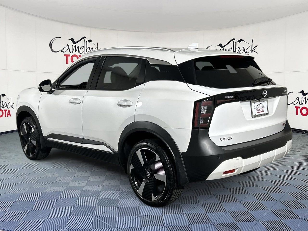 Used 2025 Nissan Kicks SR FWD image 5