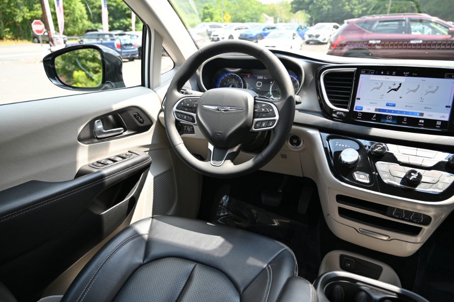 Used 2024 Chrysler Pacifica Touring-L FWD image 11