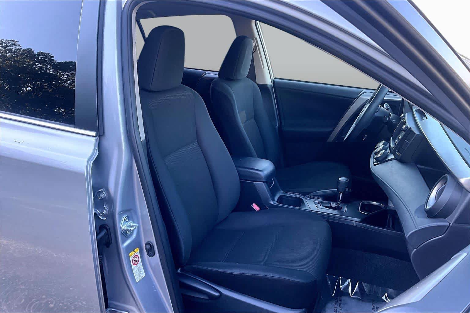 Used 2018 Toyota RAV4 LE FWD image 9