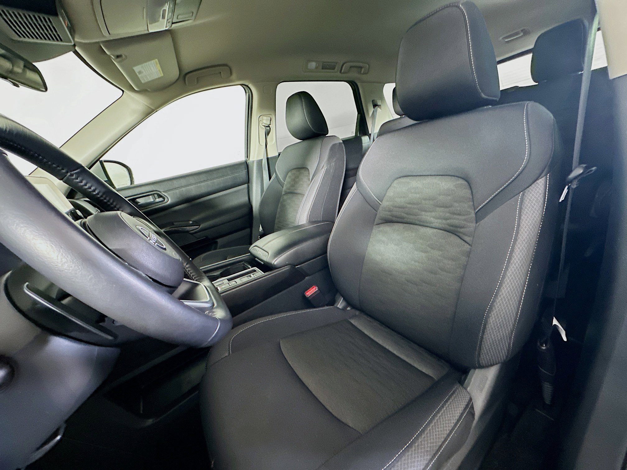 Used 2025 Nissan Pathfinder SV image 13