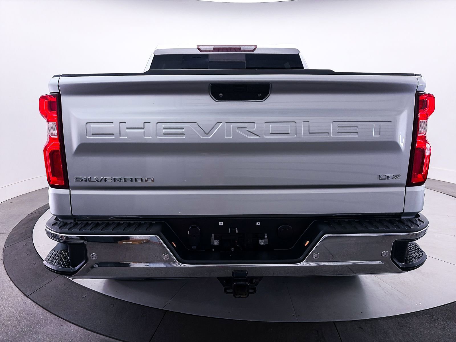 Used 2019 Chevrolet Silverado 1500 LTZ w/ LTZ Premium Package AWD/4WD image 17