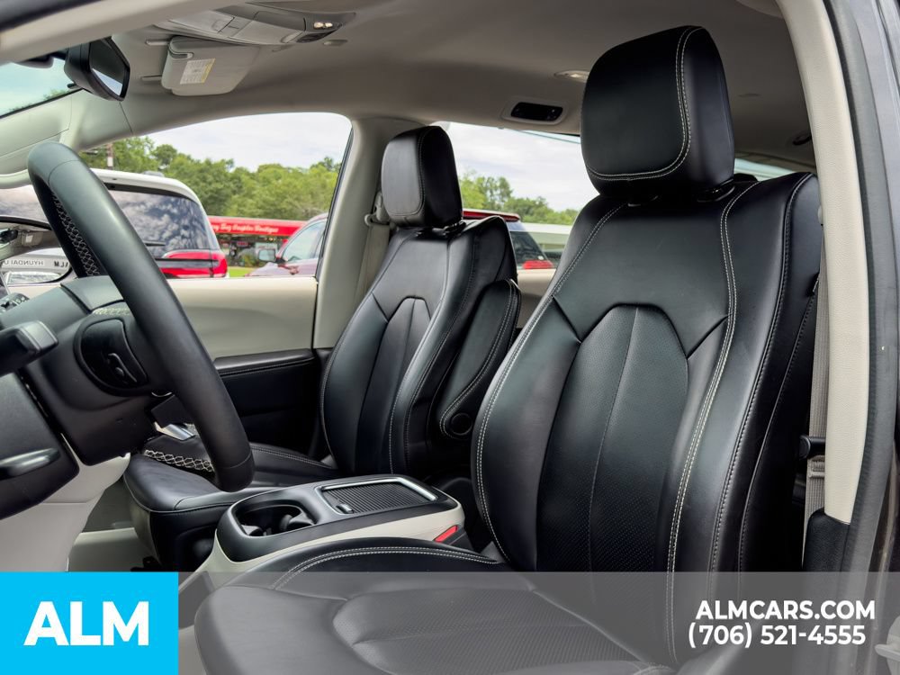 Used 2023 Chrysler Pacifica Touring-L FWD image 8