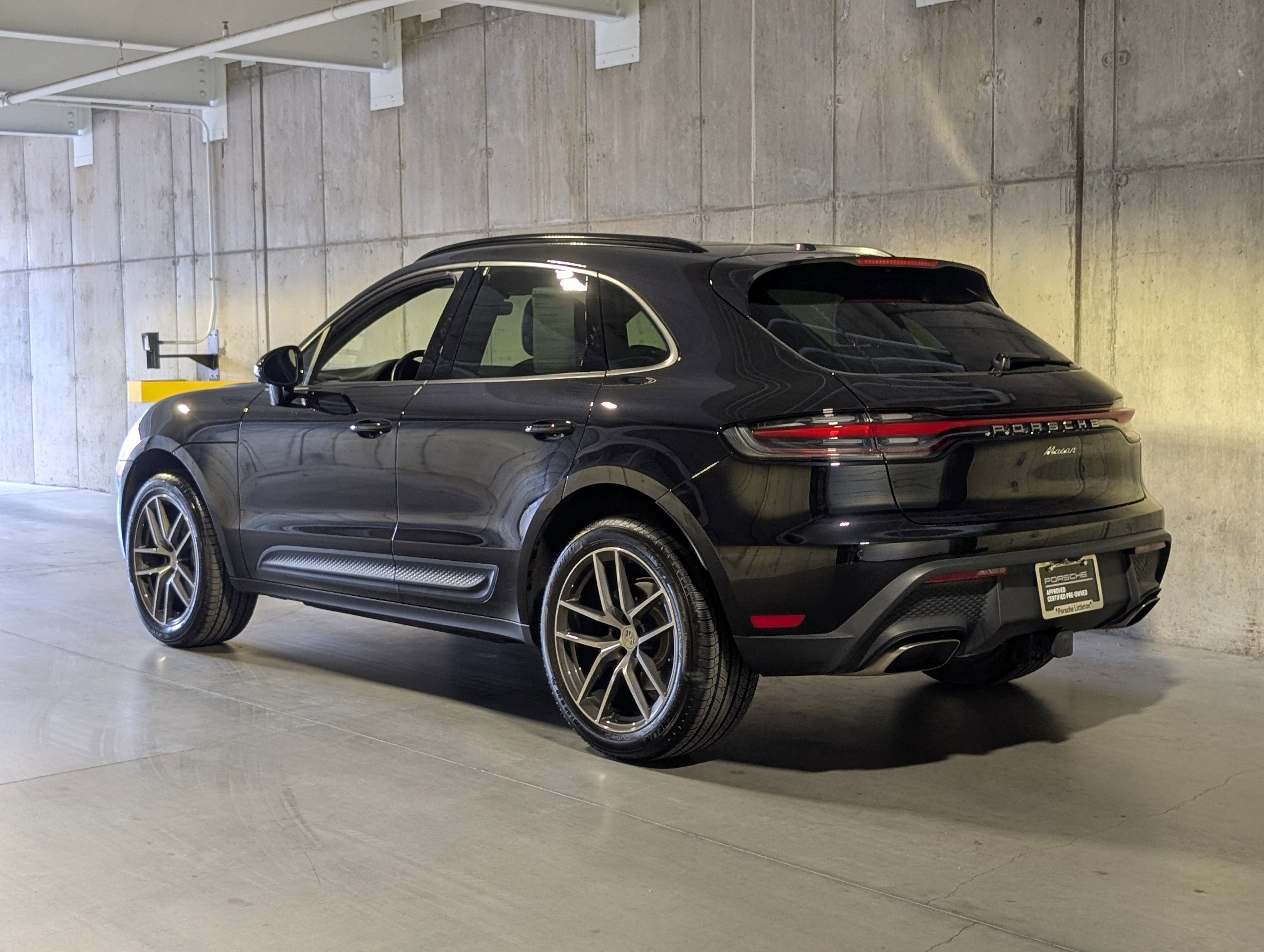 Certified 2025 Porsche Macan image 3