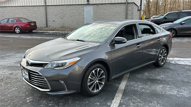 Used 2017 Toyota Avalon XLE Premium image 2