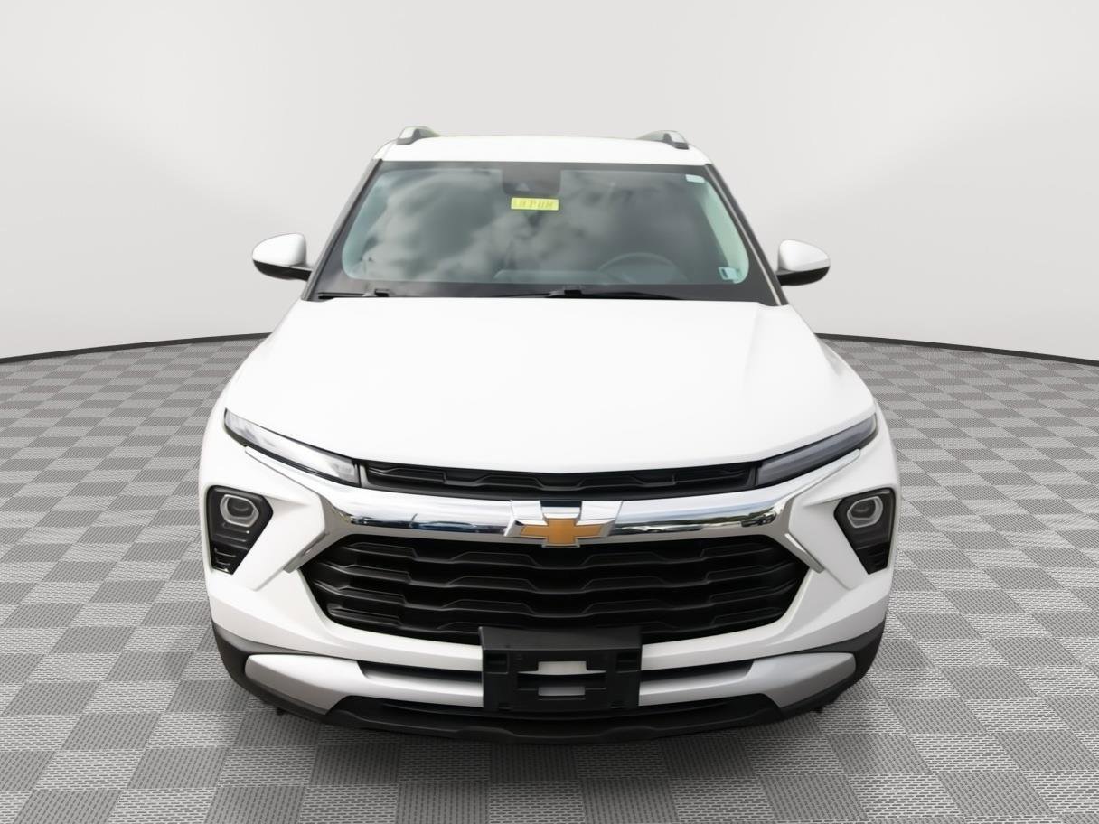 Used 2025 Chevrolet TrailBlazer LT AWD/4WD image 2