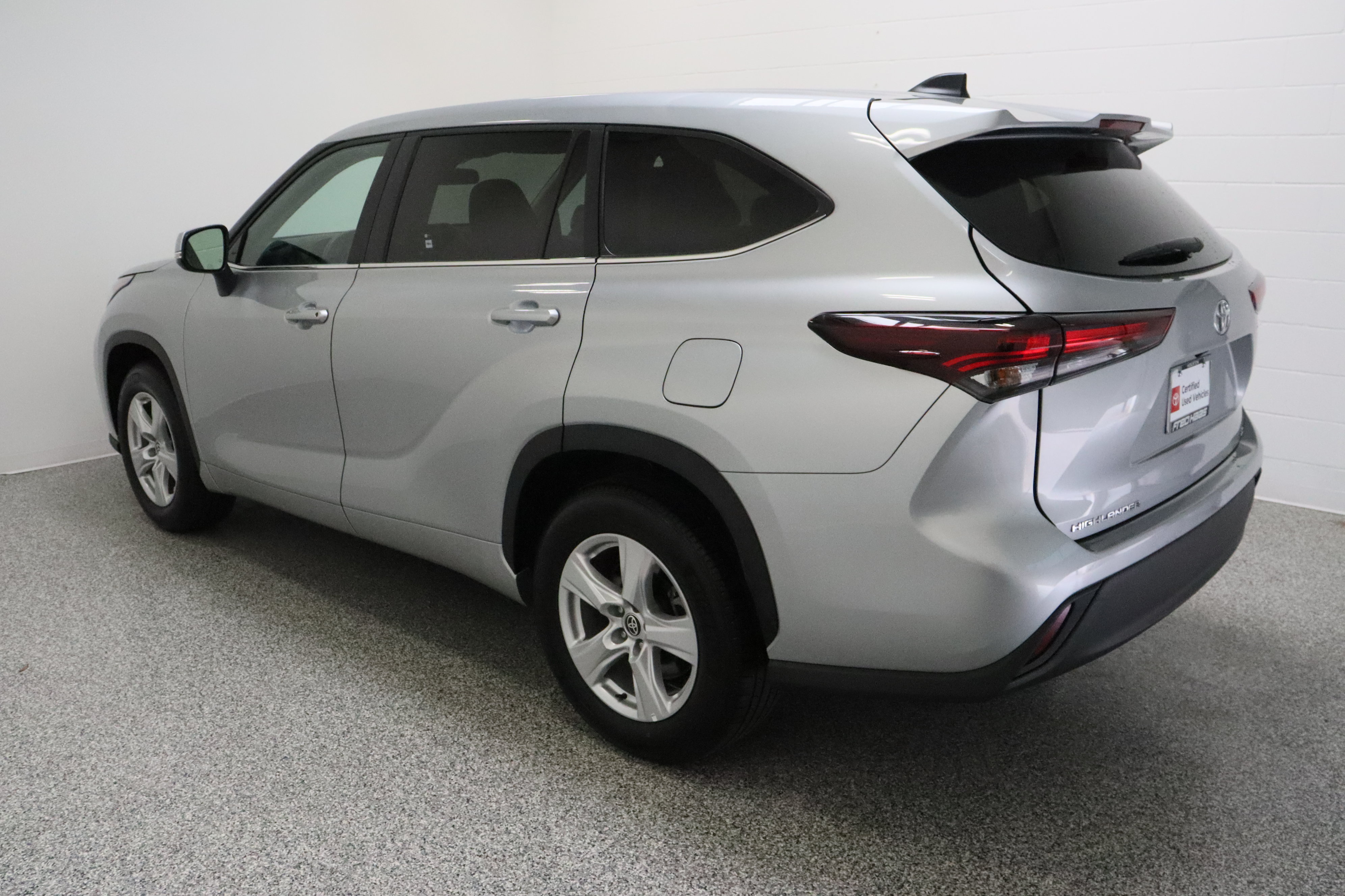 Certified 2025 Toyota Highlander LE FWD image 9